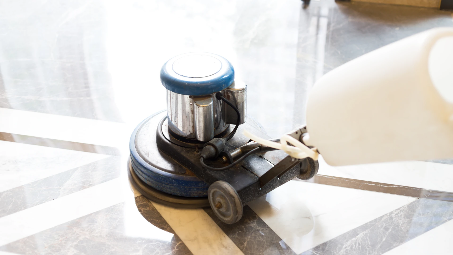 Rotary polishing machine working on a patterned natural stone floor